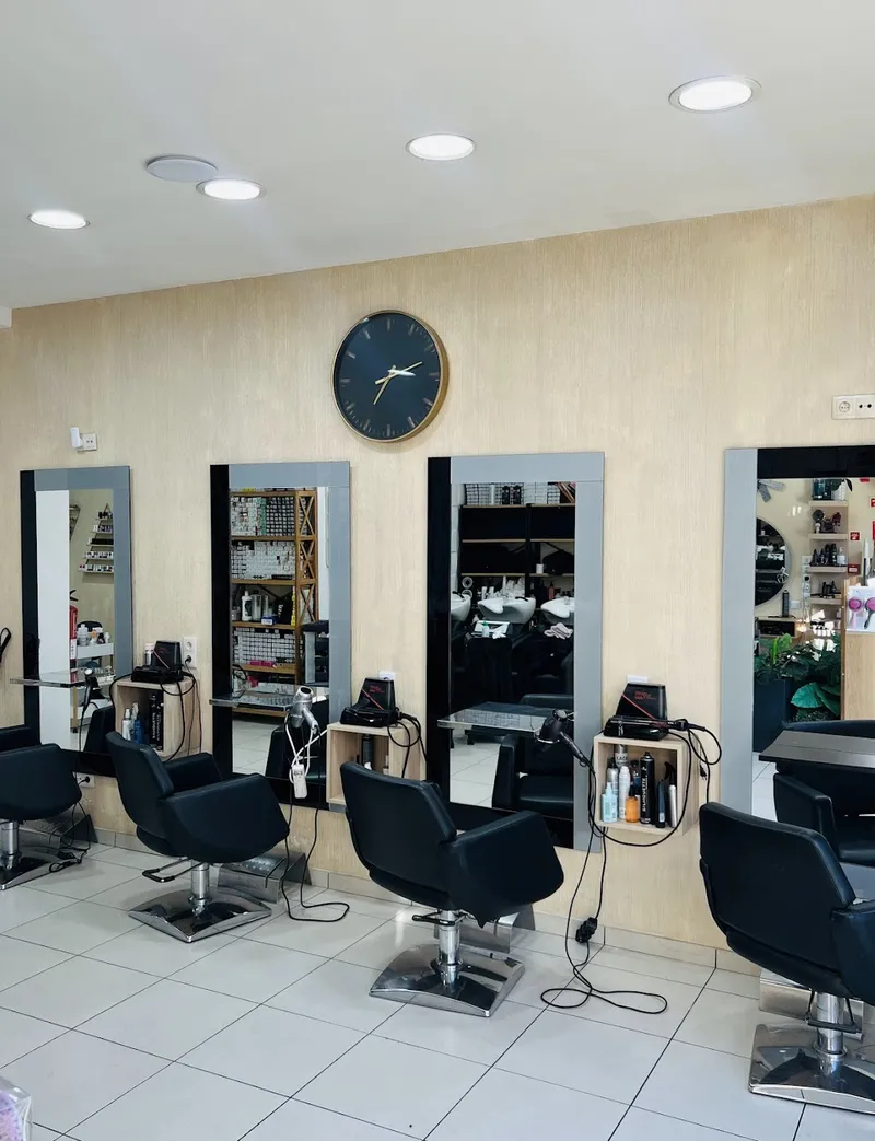 Interior do salão com cadeiras e espelhos