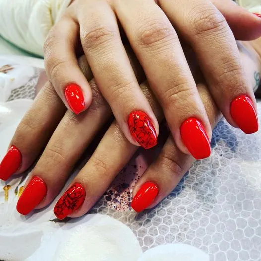 Unhas de gel vermelhas com nail art